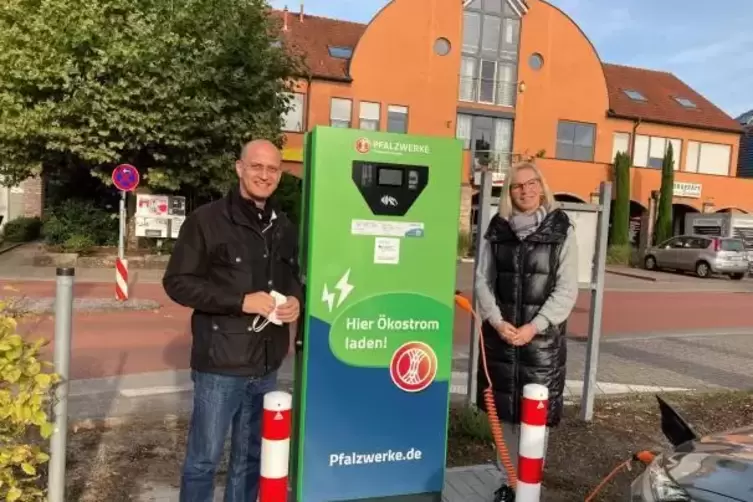 Übergabe der Ladesäule (v.l.): Bürgermeister Karl Dieter Wünstel und Elke Burk (Pfalzwerke Netz AG). 