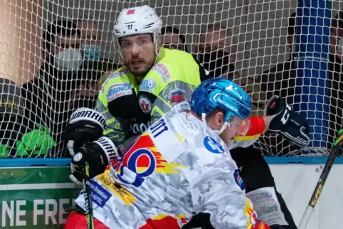 Felix Stokowski (hinten) trainiert wieder, muss auf seinen ersten EHC-Einsatz aber noch warten.