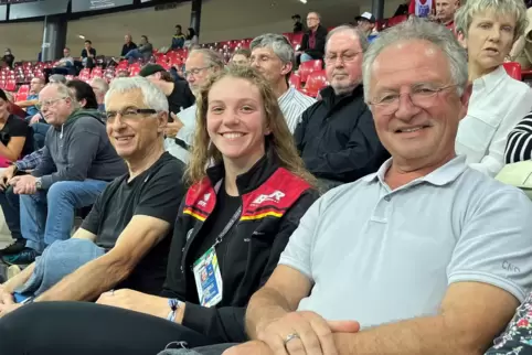 Pfälzische Delegation in Paris: Alessa-Catriona Pröpster mit Trainer Frank Ziegler (rechts) und Hermann Mühlfriedel, dem Sportli