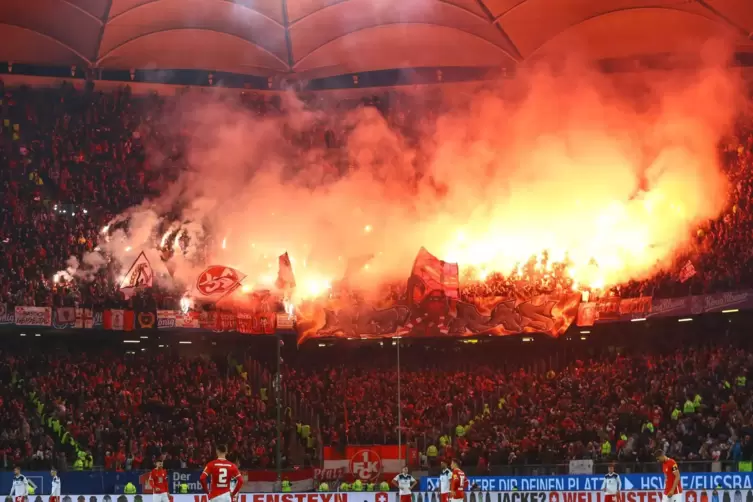 Die „Pyro“ im Block in Hamburg hat ein kostspieliges Nachspiel für den FCK. 