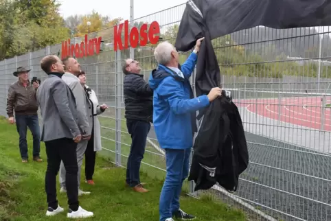 Auf und rund um den Platz herrscht schon reger Sportbetrieb. Der Namenszug des Miroslav-Klose-Stadions in Kusel ist aber erst be