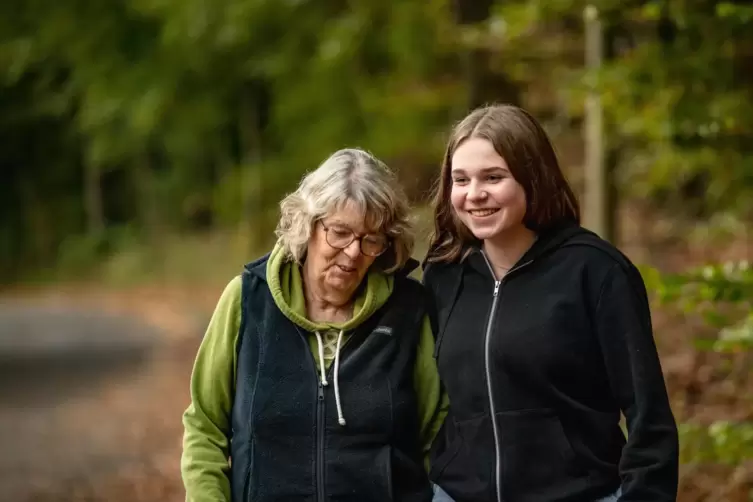 Beim Waldspaziergang denken Angelika Godau und ihre Enkelin Luise Klein darüber nach, was im vierten Teil ihrer Buchreihe um Oma