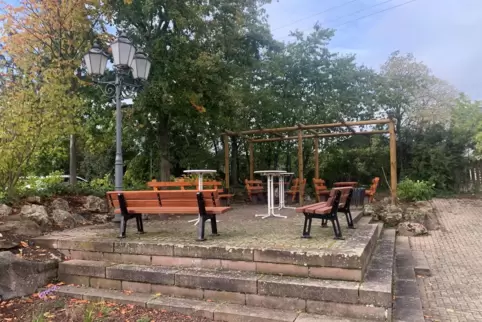 Neue Holzbänke ersetzen die alten, durchgebrochenen Bänke auf dem Kerweplatz in Herxheims Ortsmitte. Mitorganisator Thomas Schmi