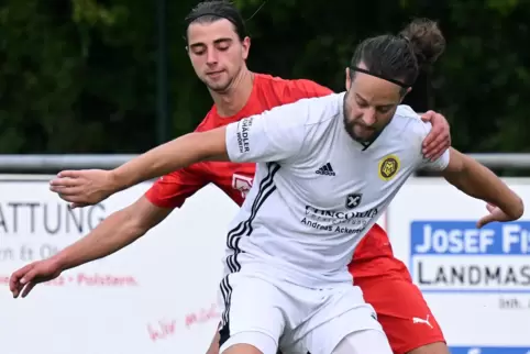 Maikammers Spielertrainer Christian Bayer (vorne, hier gegen Jannis Wiebke) hatte im Spiel gegen Niederkirchen großen Personalma