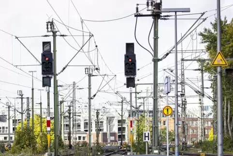 Die Täter haben Signal- und Kommunikationskabel entwendet.