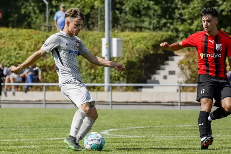 Mit 6:0 besiegte der SV Steinwenden Hassia Bingen im August. Hier zieht David Schehl ab und macht das 1:0, Gianni Castronovo kom