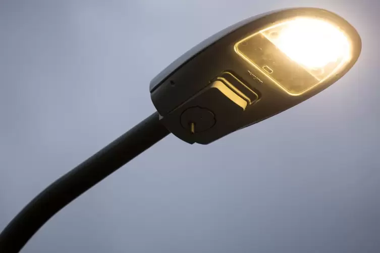 Eine moderne Straßenlampe mit LED-Leuchte. 