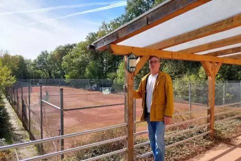 Der TC Bolanden hat zwei eigene Tennisplätze, aber immer weniger Mitglieder, die diese nutzen. Vorsitzender Benno Hauck führt mi