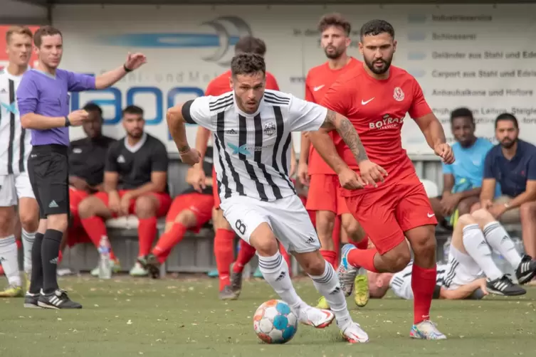 Ziya Köroglu (rechts, hier gegen Kandels Renaldu Balasa) leitete mit seinem Freistoß gegen den SV Steinwenden den 1:1-Ausgleich 