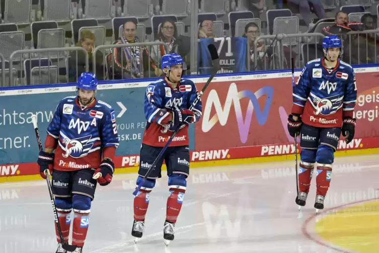 Frustrierte Adler: Matthias Plachta, Borna Rendulic und Stefan Loibl (von links) haben gerade das 0:4 gegen die DEG kassiert. 