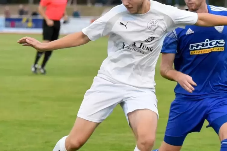  Jonas Dörrzapf vom FSV (links) mit dem Herxheimer Mike Tiator. 