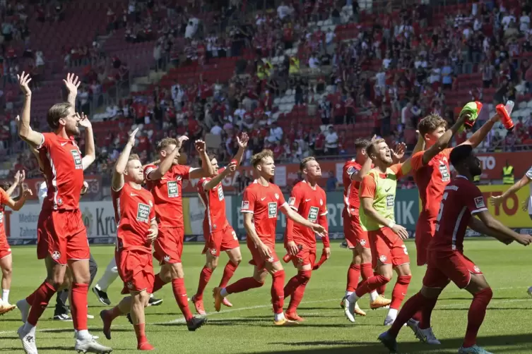 Welche Mannschaft mit roten Trikots FWG-Mann Meyer wohl meint? In der Pfalz gibt’s dazu jedenfalls keine zwei Meinungen.