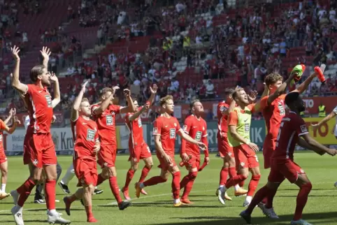 Welche Mannschaft mit roten Trikots FWG-Mann Meyer wohl meint? In der Pfalz gibt’s dazu jedenfalls keine zwei Meinungen.