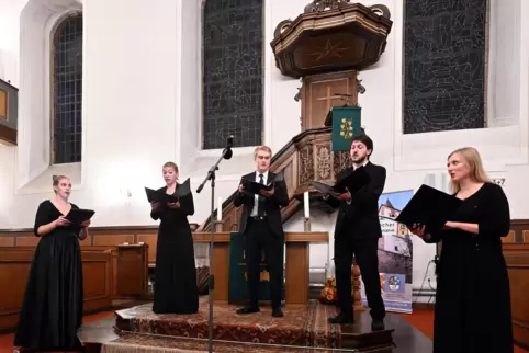 Trittsicheres Ensemble: die „Camerata Neapolitana“ beim Auftritt in Haßloch. 