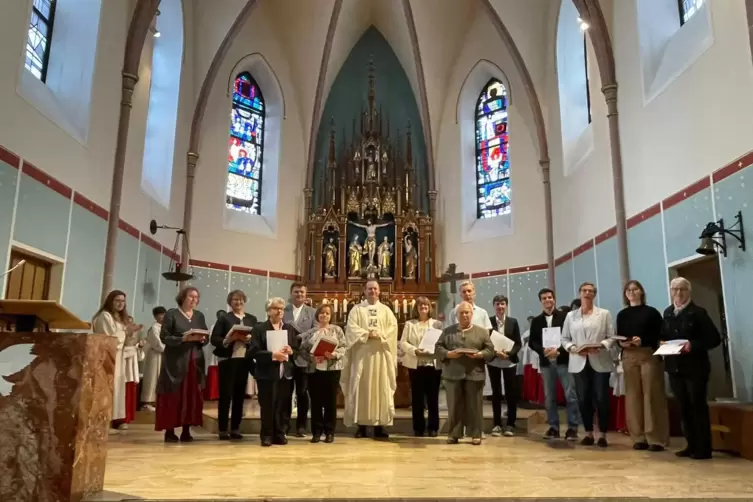 Beim Aussendungsgottesdienst: der Pfarrer und die Gottesdienstleiter.