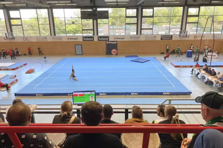 Im siebten Gerät, der Tribüne, war Grünstadt klar der Sieger. Im Hintergrund: Justus Fröhlich am Boden. 