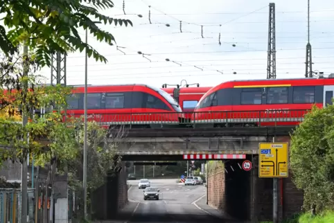 Die Eisenbahnüberführung in der Winzinger Straße wird neu gebaut – und voraussichtlich auf 20 Meter verbreitert. 