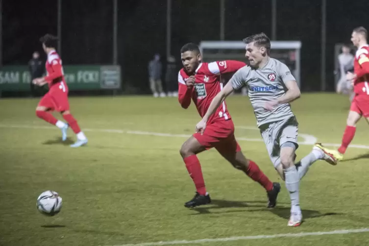 David Höft (rechts) war mit zwei Toren gleich doppelt am 3:0-Sieg des SV Steinwenden gegen den TuS Steinbach beteiligt. 