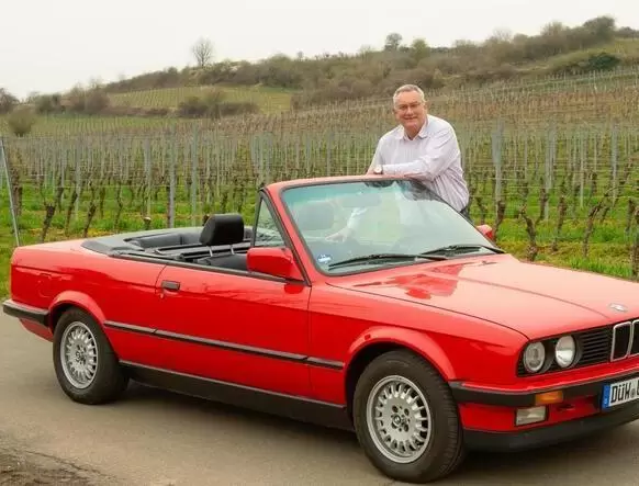 4. Uwe Schulz und sein BMW 320 Cabriolet von 1990.