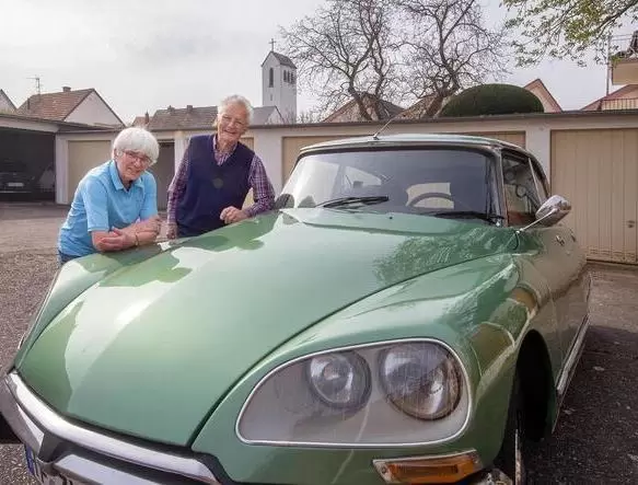 16. Bernd und Renate Brendel und ihr Citroën DS 19 (1974).