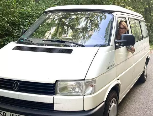 19. Karoline Bock im VW T4 California von 1991.