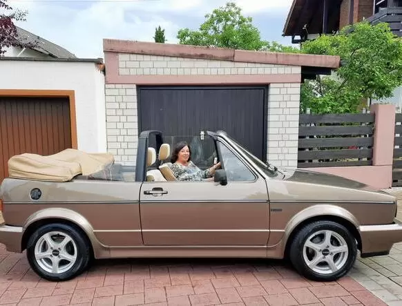 20. Regina Arlt aus Neuhofen und ihr Golf Cabrio von 1988.