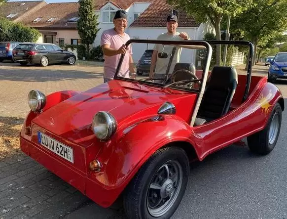 25. Peter und Alex Völkl (rechts) mit ihrem Buggy von 1972.