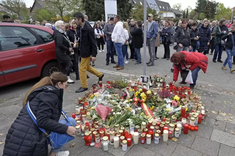 Menschen legen Kerzen in Oggersheim und Blumen dort nieder, wo vorige Woche zwei Männer erstochen wurden. 