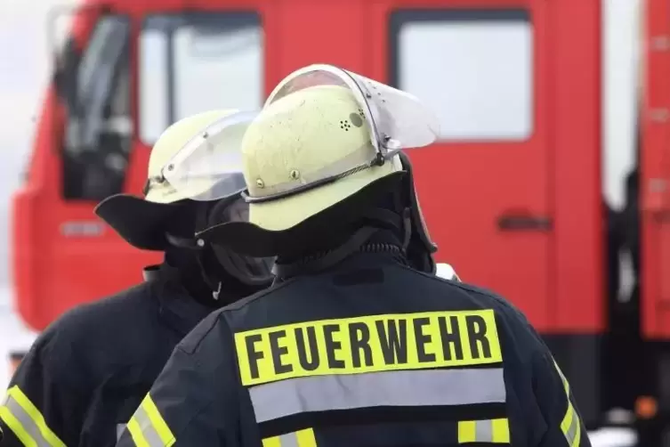 Die Feuerwehr rettete den Schwerverletzten aus der brennenden Wohnung. 