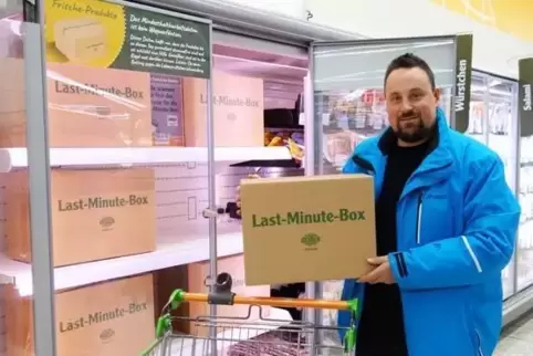 Ein Mitarbeiter zeigt die „Last-Minute-Boxen" bei Globus.