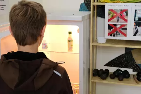 Die Retter-Ecke mit Kühlschrank im Bonhoefferhaus hat gespendete Lebensmittel zu bieten.