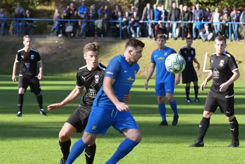 Szene vom Landesliga-Derby im Oktober 2021 mit dem Hinterweidenthaler Max Becker (links) und Petru-Adrian Balea von den Sportfre