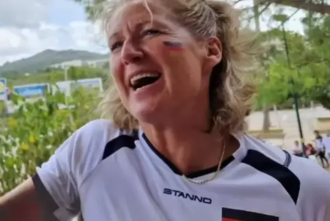 Klaudia Blanz freut sich über ein erfolgreiches Volleyball-Turnier auf Mallorca.