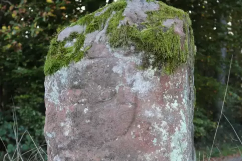 Der Grenzstein Längstlerhof, dokumentiert die Grenzen von Wartenberg-Rohrbach, Baalborn, Otterberg und Sembach. 