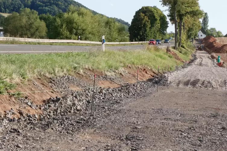 Bis Jahresende soll der Radweg zwischen Lohnsfeld und der Ziegelhütte (weißes Gebäude) fertig gestellt sein. Damit wird die letz