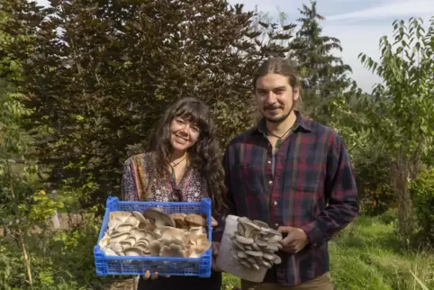  Sarah Mayo und Mathias Klein von der Pilzfarm „Village Fungi“ in Dunzweiler.