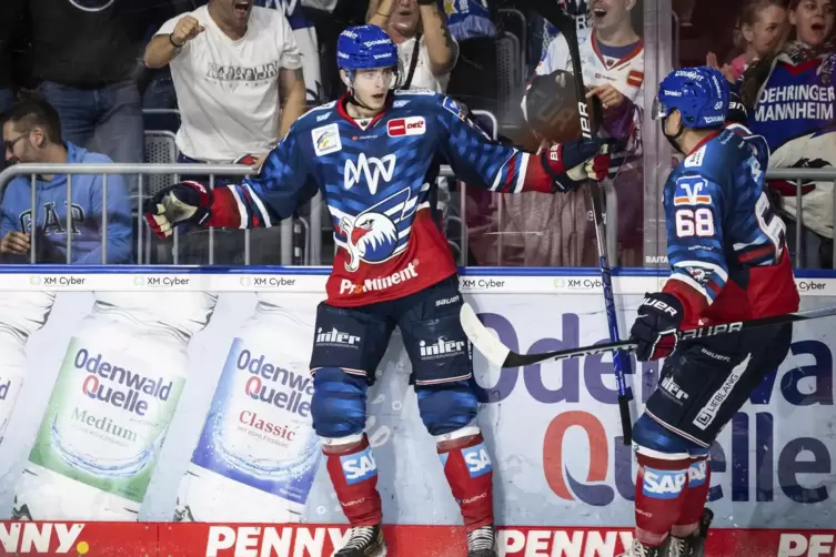 Stefan Loibl und Fabrizio Pilu von den Adler Mannheim feiern das Tor zum 1:0 