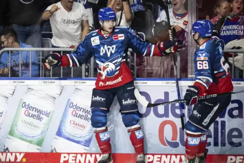 Stefan Loibl und Fabrizio Pilu von den Adler Mannheim feiern das Tor zum 1:0 