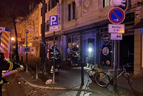 Die Shisha-Bar im Erdgeschoss wird zerstört.