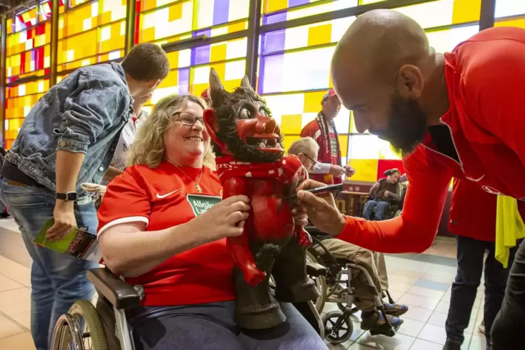 Autogrammstunde beim 1. FCK: Margit lässt sich ihr Maskottchen von Terrence Boyd signieren.