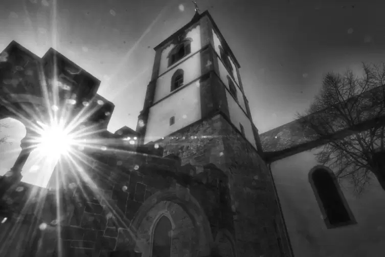 Die Evangelische Christuskirche in Haßloch, in deren Nähe ein Grab gefunden wurde.