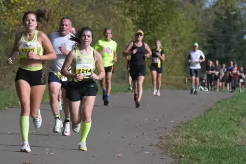 Von der warmen Oktober-Sonne verwöhnt: der Hochwaldlauf des TuS Winzeln.