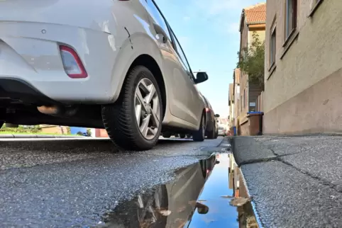 Straßenschäden und Wasserpfützen sorgen in der Straße Zum Ordenswald in Mußbach für Ärger. 