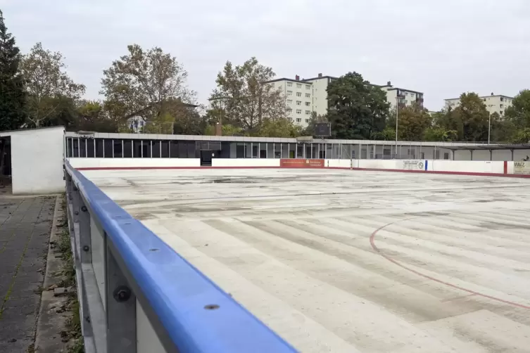 Es ist unklar, wann in diesem Winter die Eisfläche in Ludwigshafen abgetaut werden muss.