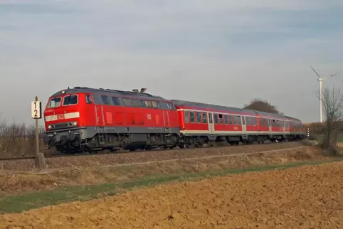 Der Zug von Mannheim ins Dahner Felsenland wird mit einer Diesellok der Baureihe 218 und Nahverkehrswagen aus der Bundesbahn-Zei