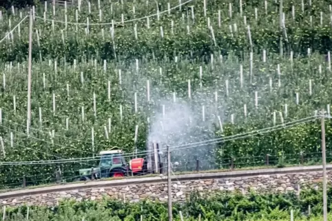  Obstbauern im Südtiroler Vinschgau machen mobil gegen eine Kampagne des Umweltinstituts München. 