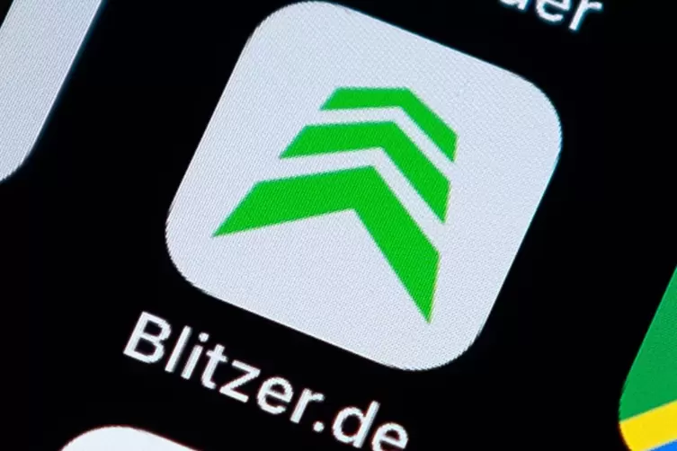 Blitzer-Apps warnen vor Radarfallen in der Nähe – beim Fahren benutzen darf man sie aber nicht. 