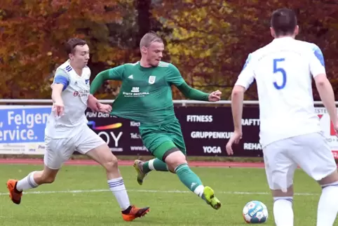 Timo Riemer (Mitte) und der SV Kirchheimbolanden zogen im Fernduell mit dem TuS Bedesbach-Patersbach den Kürzeren, ist nun Tabel