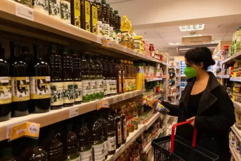 Gegen steigende Lebensmittelpreise (das Bild zeigt eine Frau beim Einkauf in einem griechischen Supermarkt) hat die Regierung de