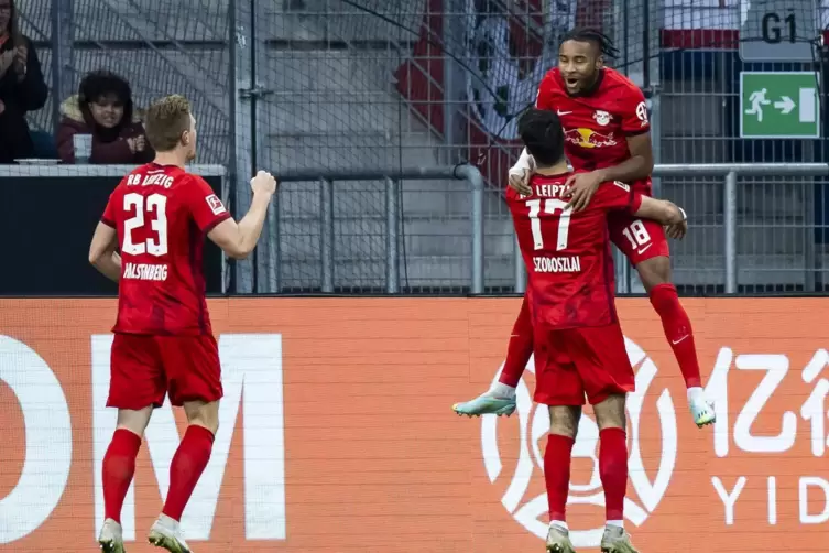 FreudentanzChristopher Nkunku (rechts) feiert mit den Kollegen den Treffer zum 1:2, der RB Leipzig auf die Siegerstraße führte.